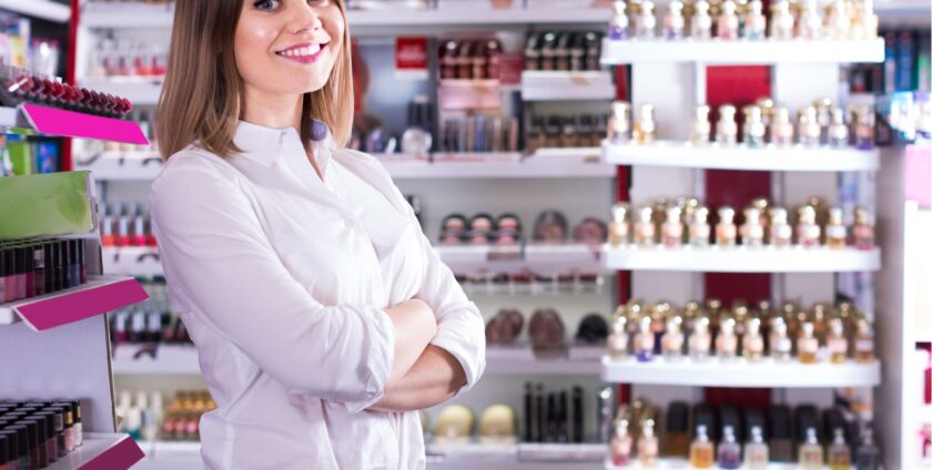 mulher em loja de cosméticos veste camisa branca e calça jeans