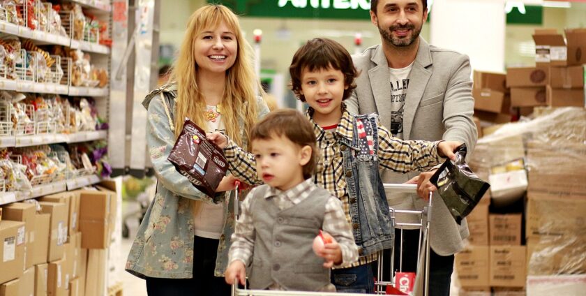 família em supermercado