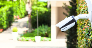 Sistema de câmeras com monitoramento instalado em residência moderna em Pinhalzinho