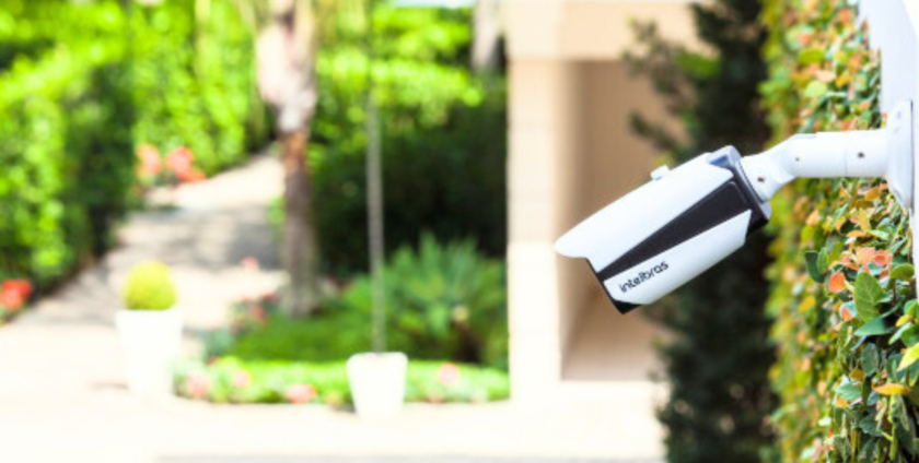 Sistema de câmeras com monitoramento instalado em residência moderna em Pinhalzinho